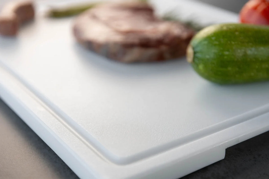 Extra wide perimeter juice channel detail on White prep board