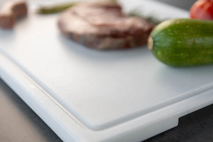 Extra wide perimeter juice channel detail on White prep board